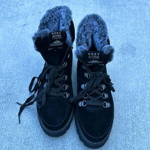 Roxy women’s  waterproof lace up boot size 9.5 US.Faux fur lining